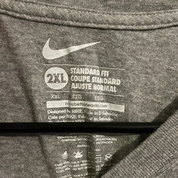 Simple Nike tee - Picture 2 of 2